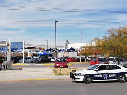 Luego de cometido el atraco, el delincuente abordó una camioneta Nissan Xtrail de modelo reciente de dolor gris y se retiró con robo al bulevar Ejército Mexicano (Periférico). (EL SIGLO DE TORREÓN) 

