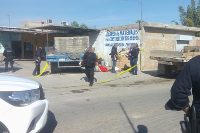 Hombre muere aplastado por un camión de carga pesada en Lerdo, reparaba la unidad cuando ocurrió el accidente. El cadáver fue enviado al Semefo.