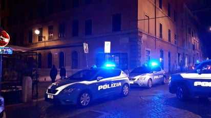 Una pelea ayer por la noche entre aficionados del Sevilla y de la Lazio dejó a cuatro personas gravemente heridas.