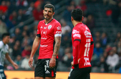 El 'Maza' Rodríguez conversa con Aldo Cruz (espaldas) durante el duelo entre Lobos BUAP y Rayados. (Jam Media)