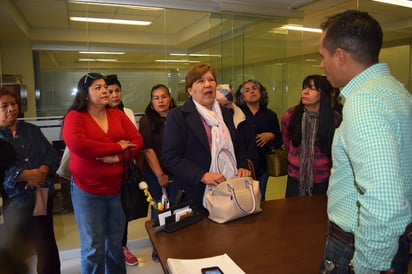 Las mujeres que acuden a la Uneme Dedicam pidieron renovar contratos al personal, pues dejaron de prestar el servicio. (EL SIGLO DE TORREÓN)