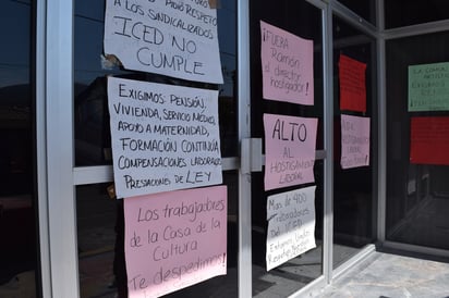 Consignas de todo tipo se leen en las cartulinas con que los trabajadores 'tapizaron' la entrada de la Casa de la Cultura. (EL SIGLO DE TORREÓN)