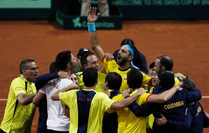 Los doblistas Juan Sebastián Cabal y Robert Farah festejan con sus compañeros de Colombia tras vencer a los suecos Markus Eriksson y Robert Lindstedt para ganar la serie de la Copa Davis, el 2 de febrero.