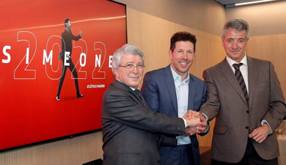 El timonel argentino Diego Pablo Simeone (c) junto al presidente del club, Enrique Cerezo (i), y el consejero delegado, Miguel Ángel Gil (d). (Especial)