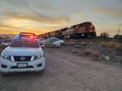 Agentes de Tránsito y Vialidad aseguraron el auto y lo trasladaron al corralón municipal. (EL SIGLO DE TORREÓN)