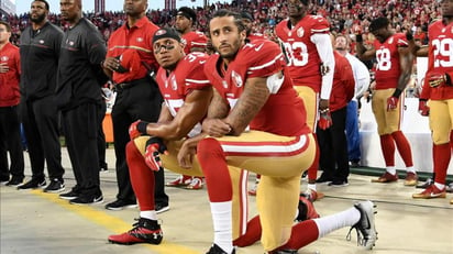 Reid y Kaepernick durante su protesta contra el himno nacional estadounidense en un partido de su exequipo Chiefs de Kansas City. (Especial)