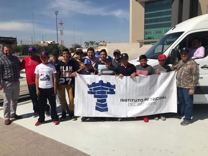 Selecciones de beisbol y voleibol representantes de este municipio partieron esta tarde hacia Sabinas y Monclova. (EL SIGLO DE TORREÓN)