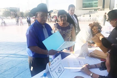 Juan Ibarra y Catalina Hinojosa, fueron una de las parejas que contrajeron nupcias en el evento de Bodas Comunitarias. (EL SIGLO DE TORREÓN)