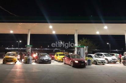 Trabajadores de algunas gasolineras indicaron que debido al rumor se vieron saturados de consumidores que realizaron compras extraordinarias, lo que generó que se les terminaran sus reservas. (EL SIGLO DE TORREÓN)