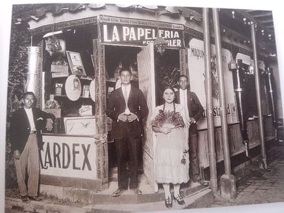 Posan en la fachada de la papelería Dingler.
