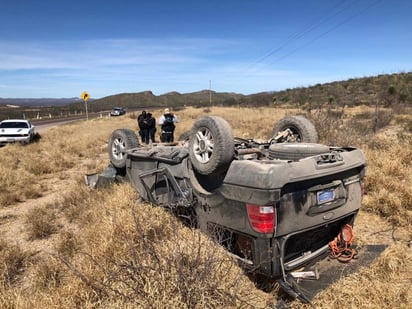 El accidente ocurrió la tarde de este domingo, a la altura del kilómetro 156, a la altura del restaurante El Consuelo, del poblado Velardeña, del municipio de Cuencamé.
