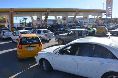 Ayer domingo en la tarde, bajó la afluencia de automovilistas a surtirse en las estaciones de servicio de la ciudad. Luego de que desde la noche del sábado, se generaron 'compras de pánico'. (FERNANDO COMPEÁN) 