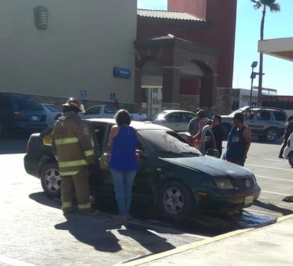 El interior de un vehículo estacionado en un supermercado de Gómez Palacio fue consumido por las llamas.