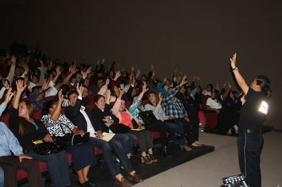 Dictan conferencia para alertar a los jóvenes sobre los riesgos a los que se exponen en las redes sociales. (EL SIGLO DE TORREÓN)