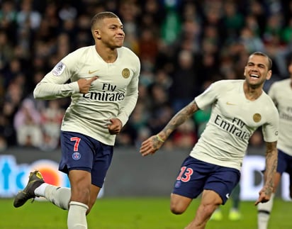 El delantero del PSG Kylian Mbappé (i) festeja tras marcar el primer gol en el partido ante Saint-Etienne.