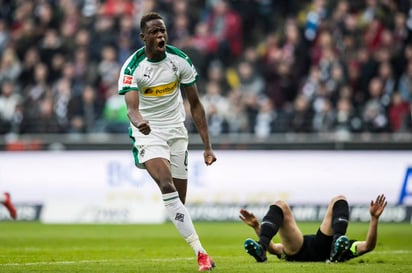 Denis Zakaria festeja su gol ante el Eintracht Frankfurt. (Especial)