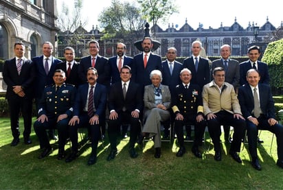 La secretaria de Gobernación, Olga Sánchez Cordero, sostiene un encuentro con los gobernadores del Partido Revolucionario Institucional (PRI), para dialogar sobre la creación de la Guardia Nacional. (TWITTER)