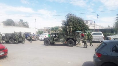 Al edificio de la presidencia municipal arribó un considerable número de militares, quienes se reunieron con el alcalde Jonathan Ávalos. (EL SIGLO DE TORREÓN) 