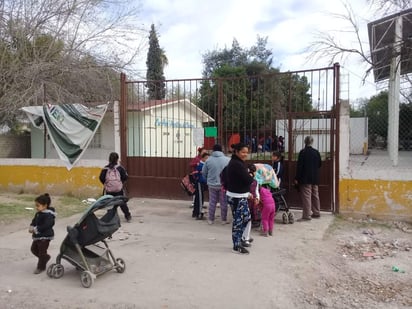 Padres se manifiestan por las obras inconclusas en la escuela. (CLAUDIA LANDEROS) 