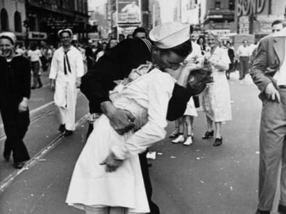 La imagen por la que el marinero es recordado, fue captada por Alfred Eisenstaedt para la revista Life. (ESPECIAL)