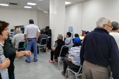 Adultos mayores beneficiarios del programa de Pensión, acudieron a recibir su apoyo a través de giro postal en este mes de febrero. (GUADALUPE MIRANDA)