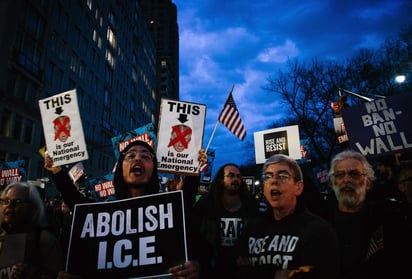 Cientos de personas se reunieron ayer en diversas ciudades de Estados Unidos para manifestarse contra la declaración de emergencia nacional emitida por Donald Trump. (EFE)