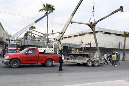 Retiran. Parte de los 160 millones de pesos de la inversión aplicada en 2008 para crear el Paseo Peatonal Cepeda-Valdez Carrillo, se irán a la basura con el retiro de los primeros 'tabaretes' de lámina y postes de fierro donde operaban decenas de ambulantes. (VERÓNICA RIVERA) 