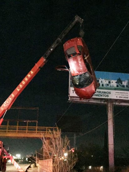 Se requirió una grúa de pluma para poder sacar el vehículo del canal y enviarlo al corralón, donde permanecerá bajo resguardo de la autoridad. (EL SIGLO DE TORREÓN) 
