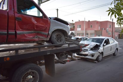 De acuerdo con testigos del percance la camioneta circulaba de norte a sur por la calle Comonfort y en el cruce con la avenida Allende, fue impactada en su costado medio derecho, con la parte frontal del Dodge, el cual transitaba de poniente a oriente. (ESPECIAL)