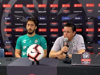 El técnico de Santos, Salvador Reyes de la Peña, junto al capitán del equipo, Javier Abella. (Especial)