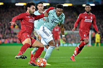 Mohamed Salah, del Liverpool, y David Alaba, del Bayern, peleando una pelota en el partido de Champions. (EFE)