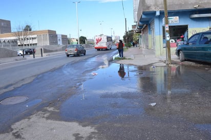 Aseguran que en varias ocasiones han reportado la fuga de agua, sin embargo, hasta la fecha no hay quien la repare. (EL SIGLO DE TORREÓN)