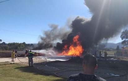 La Coordinación General de Protección Civil del estado informó que continúan los trabajos para controlar el incendio en el poliducto Tuxpan-Tula, en la colonia Beristaín, Ahuazotepec. (TWITTER)