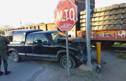 La conductora de una camioneta terminó con crisis nerviosa luego de que la máquina la impactó y proyectó contra una señalética. (EL SIGLO DE TORREÓN)