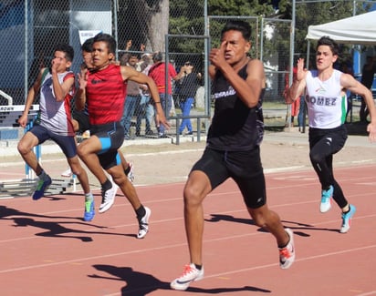 En la rama varonil Edwin Villa, ganó los 200 metros planos categoría Sub-16 al registrar 23.28 segundos. (EL SIGLO DE TORREÓN)