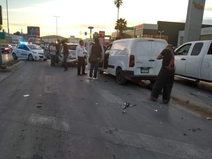 Fue alrededor de las 18:40 horas que se reportó un aparatoso choque entre dos camionetas, esto en pleno cruce de la calzada Colón y el bulevar Independencia. (ARCHIVO)