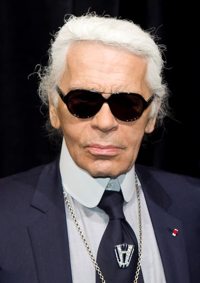 Como buen renacentista, Karl Lagerfeld fue un maestro de la creación y de la recreación. Llevó la moda a escenarios inimaginables para el lujo de Chanel. (ARCHIVO) 