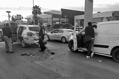 El accidente vial dejó cuantiosos daños materiales, especialmente en la zona frontal de la camioneta Peugeot Partner.