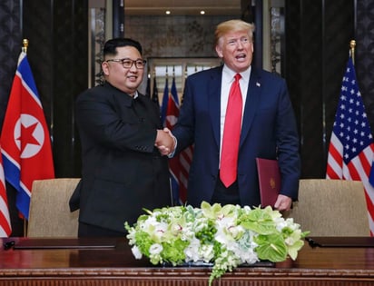 Ante la inminencia de su segunda cumbre, crecen las conjeturas de que el presidente estadounidense Donald Trump trataría de convencer al líder norcoreano Kim Jong Un que se comprometa a desnuclearizar su país, ofreciéndole a cambio casi lo que más desea en el mundo: un anuncio de paz y el fin formal de la Guerra de Corea. (EFE, 2018)