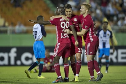 El empuje de Red Bulls alcanzó sus frutos cuando el atacante inglés Bradley Wright Phillips perforó el arco con un gol de cabeza tras un tiro de esquina. (Especial)