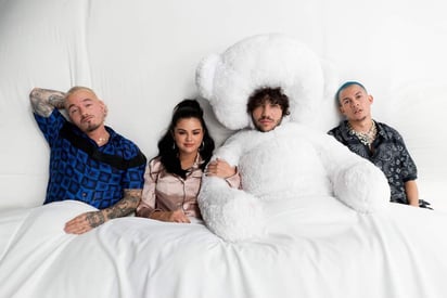 Pistas. En la fotografía (arriba) Benny Blanco aparece disfrazado con una botarga de oso y Selena lo abraza. En la foto de abajo están las batas colgadas. (ESPECIAL)