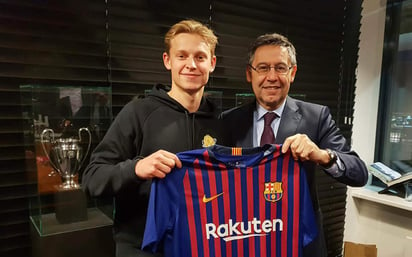 Frenkie de Jong se unirá a las filas del Barcelona a partir de junio próximo, y su fichaje costó 75 millones de euros más 11 en variables. (Especial)