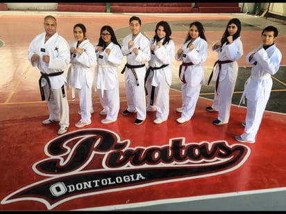 Bajo la batuta de Alan Morales Pámanes, los estudiantes -atletas- realizaron una rutina con movimientos de karate, tae kwon do, full contact y kick boxing, mostrando su destreza en los diversos golpes, patadas y sujeciones que demanda cada una de estas disciplinas. (ARCHIVO)