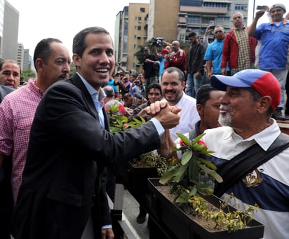 Decide. Guaidó reafirmó en un 'decreto presidencial' la autorización para el ingreso de la ayuda. (EFE)