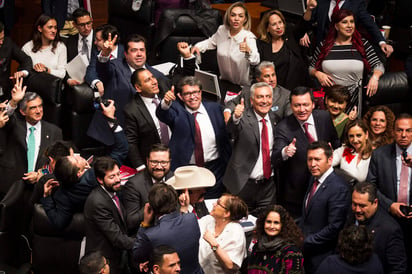 Tras intensas negociaciones, el Senado de la República aprobó por unanimidad, en lo general y en lo particular, con 127 votos, cero abstenciones y cero votos en contra, la creación de la Guardia Nacional.  (NOTIMEX)