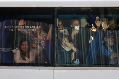 En la caravana se trasladan aproximadamente 15 diputados, con su personal de trabajo, que van en busca de la ayuda humanitaria que se encuentra almacenada en la ciudad colombiana de Cúcuta. (EFE)