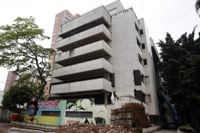 El edificio se encuentra en la zona de Poblado, al sur de la ciudad de Medellín, y en su lugar se construirá un parque en memoria de las víctimas del cártel. (EFE)