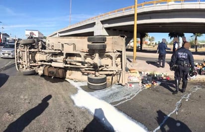 Se registró la volcadura de un camión repartidor de leche al oriente de la ciudad de Torreón. (EL SIGLO DE TORREÓN)