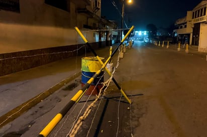 Esta medida ocurre solo horas después de que el presidente venezolano, Nicolás Maduro, ordenara el cierre de comunicaciones con las islas de Aruba, Bonaire y Curazao -todas territorios de Países Bajos- y clausurara la frontera con Brasil, donde también se acopian ayudas para los venezolanos. (EFE)