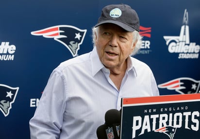 Robert Kraft, dueño de los Patriotas de Nueva Inglaterra, afronta una acusación por solicitar servicio de prostitución en una sala de masajes en la Florida.